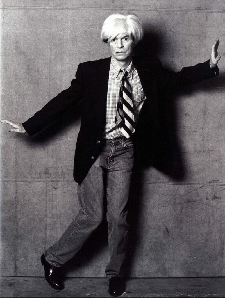 Bowie interpreta uno stralunato ma convincente Andy Warhol in Basquiatdi Julian Schnabel (1996)