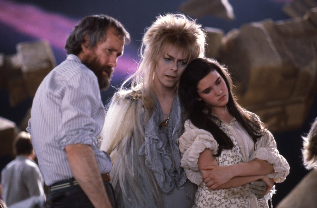 David Bowie nel ruolo del perfido Re dei Goblin Jareth, con la co-protagonista di Labyrinth Jennifer Connelly (1986).